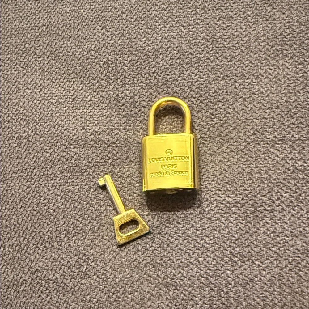 Louis Vuitton Shiny Gold Lock and Key - Picture 3 of 5